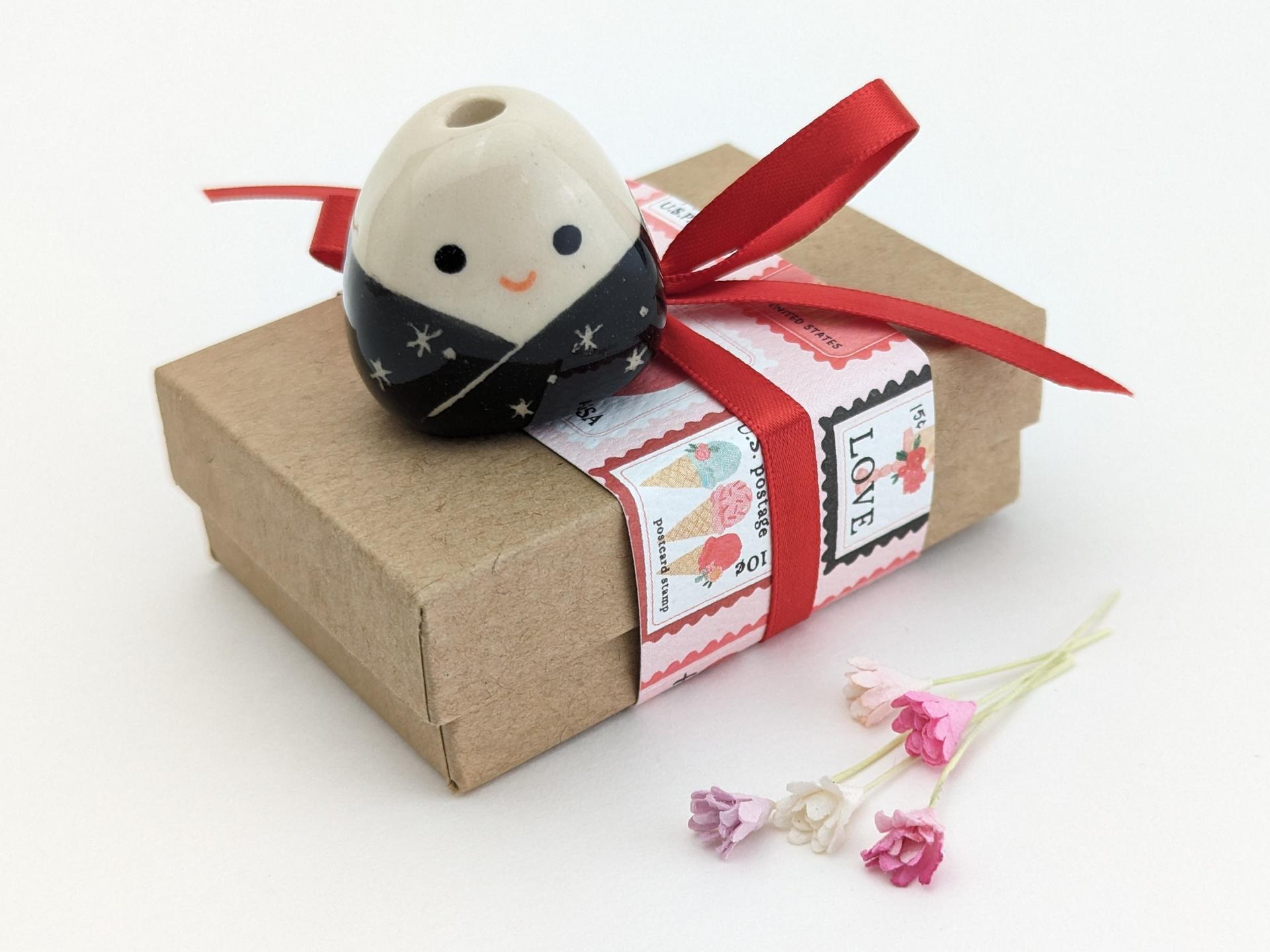 Cute handmade ceramic onigiri vase. Happy rice ball vase. Adorable musubi with paper flowers. Small-batch ceramics. Hand-painted pottery.